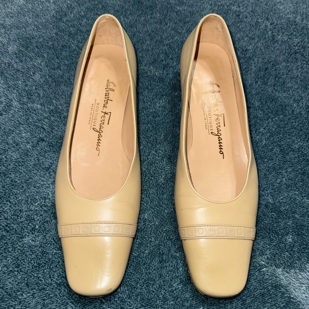 Salvatore Ferragamo leather cap toe pumps size 6.5 2A